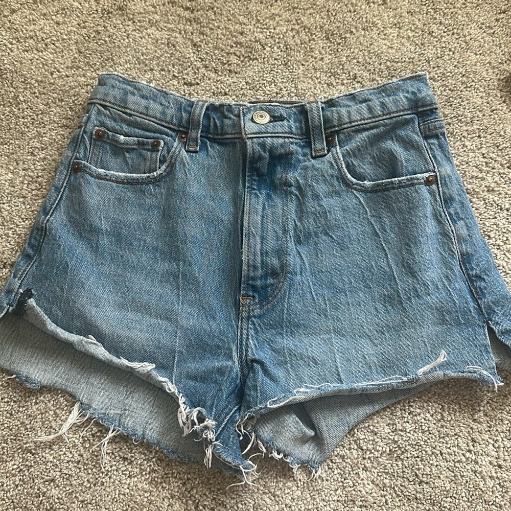 Abrocrombie and Fitch Hight Rise Mom short